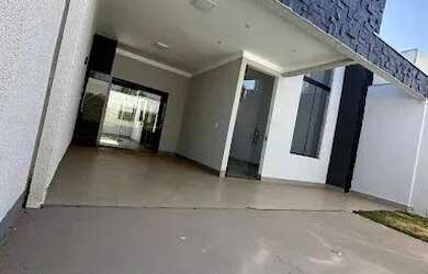 Imagem: A casa possui 3 Dormitórios, 1 Banheiro, 2 Vagas na garagem