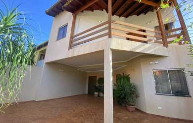 Imagem: A casa possui 3 Dormitórios, 5 Banheiros, 3 Vagas na garagem