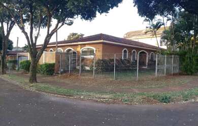 Imagem: A casa possui 4 Dormitórios, 3 Banheiros, 4 Vagas na garagem