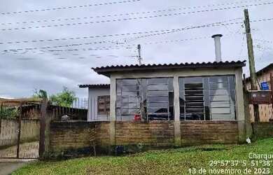 Imagem: A casa possui 2 Dormitórios, 1 Banheiro, 590m² de Área e