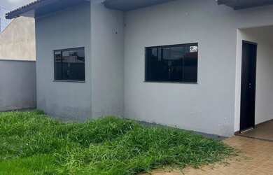 Imagem: A casa possui 2 Dormitórios, 1 Banheiro, 2 Vagas na garagem