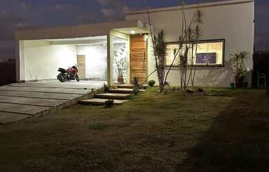 Imagem: A casa possui 3 Dormitórios, 2 Banheiros, 2 Vagas na garagem