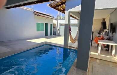 Imagem: A casa possui 3 Dormitórios, 2 Banheiros, 2 Vagas na garagem