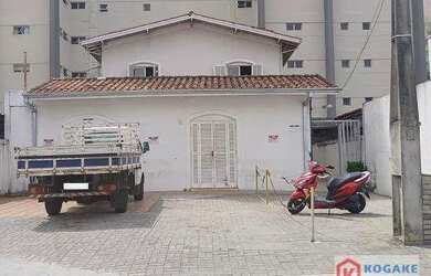 Imagem: O depósito possui 4 Vagas na garagem, 195m² de Área e está