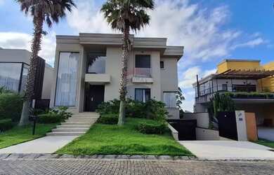 Imagem: A casa em condomínio possui 5 Dormitórios, 5 Banheiros e 600m²