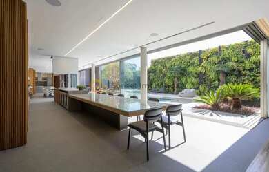 Imagem: A casa em condomínio possui 5 Dormitórios, 5 Banheiros, 5