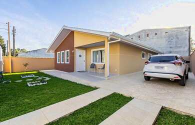 Imagem: A casa possui 3 Dormitórios, 2 Banheiros, 3 Vagas na garagem