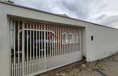 Imagem: A casa possui 3 Dormitórios, 2 Banheiros, 3 Vagas na garagem