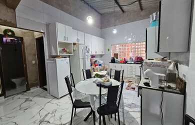 Imagem: A casa possui 2 Dormitórios, 1 Banheiro, 270m² de Área e