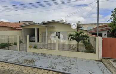 Imagem: A casa possui 4 Dormitórios, 2 Banheiros, 1 Vaga na garagem