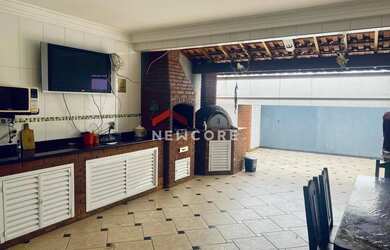 Imagem: A casa possui 4 Dormitórios, 4 Banheiros, 5 Vagas na garagem