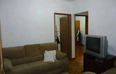 Imagem: A casa possui 3 Dormitórios, 1 Banheiro, 2 Vagas na garagem