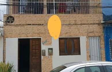 Imagem: A casa à venda possui 5 Dormitórios e 2 Banheiros e está