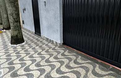 Imagem: A casa possui 3 Dormitórios, 2 Banheiros, 5 Vagas na garagem