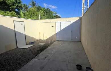 Imagem: A casa possui 3 Dormitórios, 2 Banheiros, 1 Vaga na garagem