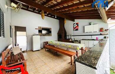 Imagem: A casa possui 3 Dormitórios, 2 Banheiros, 3 Vagas na garagem