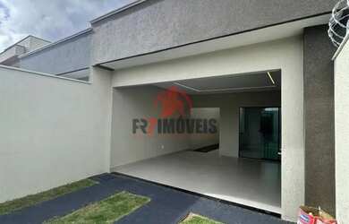 Imagem: A casa possui 3 Dormitórios, 1 Banheiro, 2 Vagas na garagem