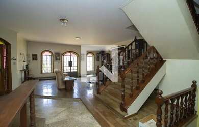 Imagem: A casa possui 4 Dormitórios, 4 Banheiros, 5 Vagas na garagem