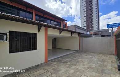 Imagem: A casa possui 3 Dormitórios, 5 Banheiros, 4 Vagas na garagem