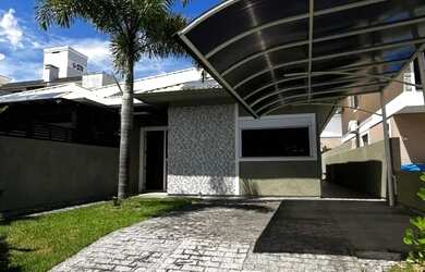 Imagem: A casa possui 3 Dormitórios, 3 Banheiros, 2 Vagas na garagem