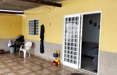 Imagem: A casa possui 2 Dormitórios, 1 Banheiro, 2 Vagas na garagem