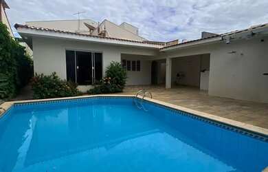 Imagem: A casa possui 3 Dormitórios, 5 Banheiros, 4 Vagas na garagem