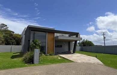 Imagem: A casa em condomínio possui 4 Dormitórios, 5 Banheiros, 2