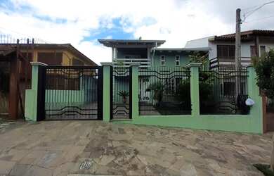 Imagem: A casa possui 5 Dormitórios, 5 Banheiros, 5 Vagas na garagem