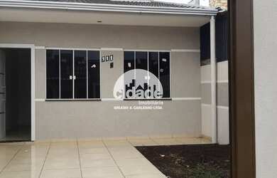 Imagem: A casa possui 3 Dormitórios, 1 Banheiro, 2 Vagas na garagem