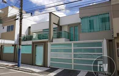 Imagem: A casa possui 3 Dormitórios, 2 Banheiros, 3 Vagas na garagem