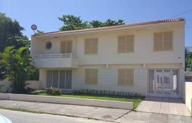 Imagem: A casa possui 5 Dormitórios, 5 Banheiros, 3 Vagas na garagem