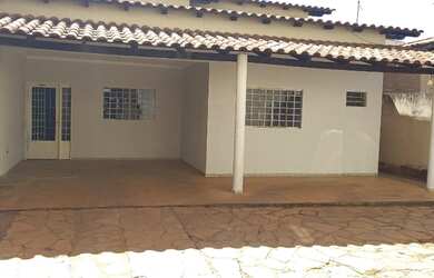 Imagem: A casa possui 3 Dormitórios, 2 Banheiros, 1 Vaga na garagem