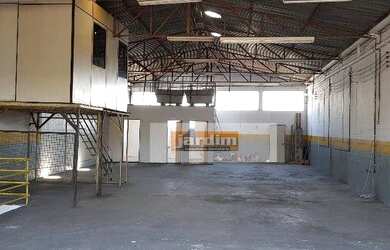 Imagem: O depósito possui 3 Vagas na garagem, 700m² de Área e está