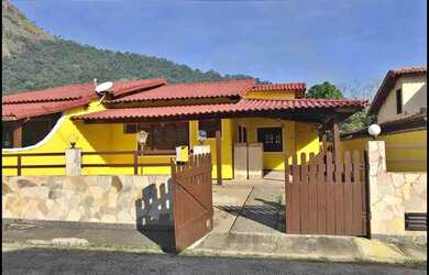 Imagem: A casa possui 4 Dormitórios, 3 Banheiros, 2 Vagas na garagem