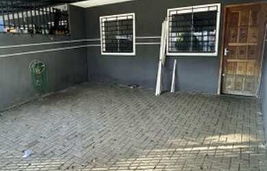 Imagem: A casa possui 2 Dormitórios, 1 Banheiro, 2 Vagas na garagem