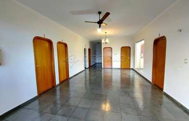 Imagem: O depósito possui 5 Vagas na garagem, 200m² de Área e está