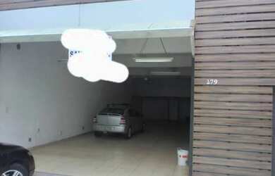 Imagem: O depósito possui 3 Vagas na garagem e 210m² de Área e está