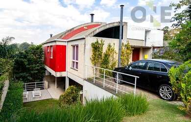 Imagem: A casa em condomínio e possui 4 Dormitórios, Suítes, 4 Banheiros