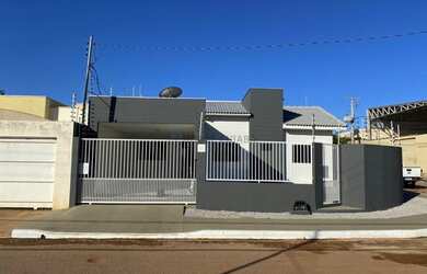 Imagem: A casa possui 3 Dormitórios, 2 Banheiros, 2 Vagas na garagem