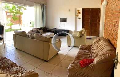 Imagem: A casa possui 3 Dormitórios, 3 Banheiros, 4 Vagas na garagem