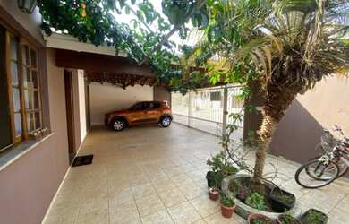 Imagem: A casa possui 3 Dormitórios, 4 Banheiros, 4 Vagas na garagem