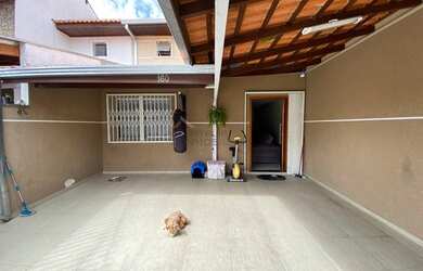 Imagem: A casa possui 2 Dormitórios, 2 Banheiros, 3 Vagas na garagem