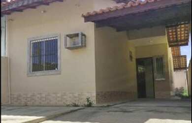 Imagem: A casa possui 3 Dormitórios, 1 Banheiro, 2 Vagas na garagem