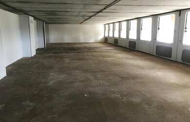 Imagem: O depósito possui 2 Vagas na garagem, 401m² de Área e está