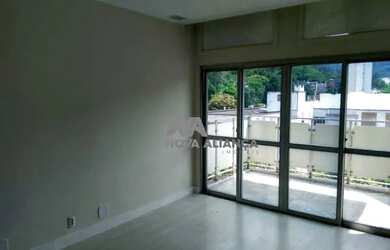 Imagem: O apartamento possui 3 Dormitórios, 1 Banheiro, 2 Vagas na