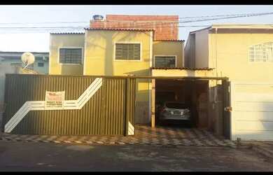 Imagem: A casa possui 4 Dormitórios, 3 Banheiros, 3 Vagas na garagem