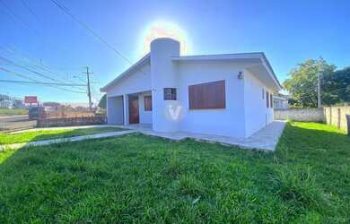 Imagem: A casa possui 3 Dormitórios, 2 Banheiros, 2 Vagas na garagem