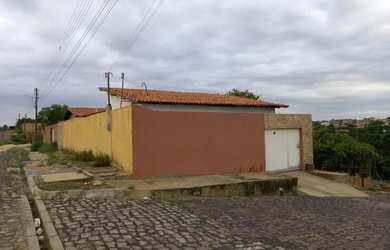 Imagem: A casa possui 2 Dormitórios, 2 Banheiros, 1 Vaga na garagem