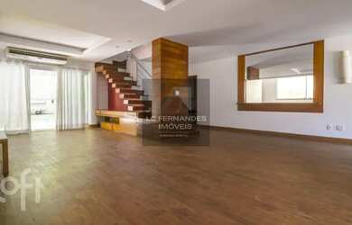 Imagem: A casa em condomínio possui 5 Dormitórios, 3 Banheiros, 540m²