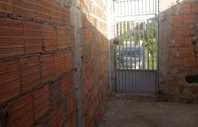 Imagem: A casa possui 1 Dormitório e 1 Banheiro e está localizado